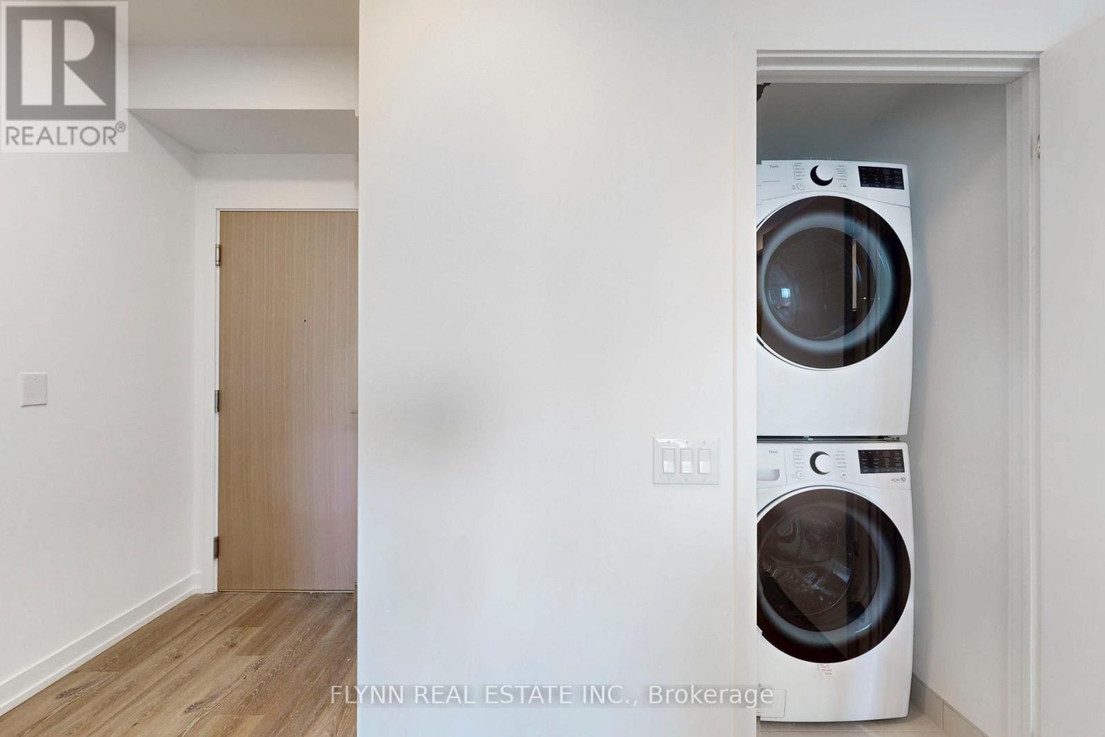 909 - 395 Square One Drive, Mississauga, ON - Indoor Photo Showing Laundry Room