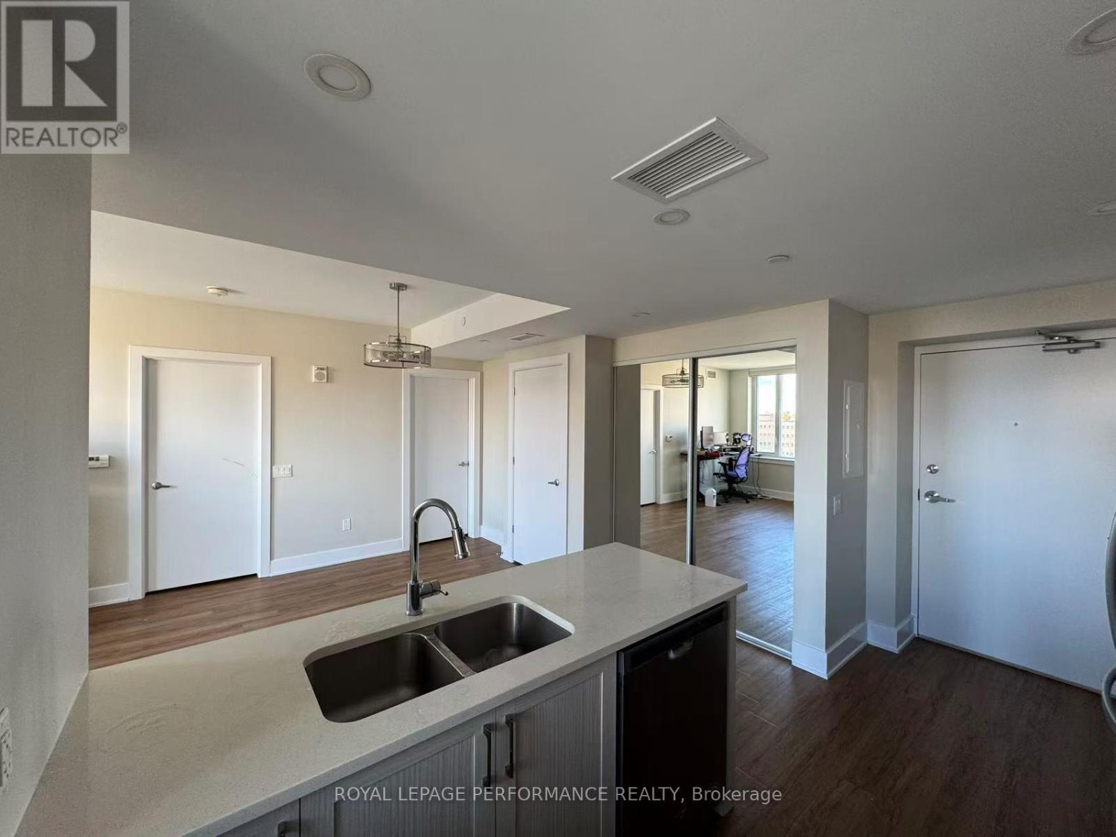 0804 - 518 Rochester Street, Ottawa, ON - Indoor Photo Showing Kitchen With Double Sink