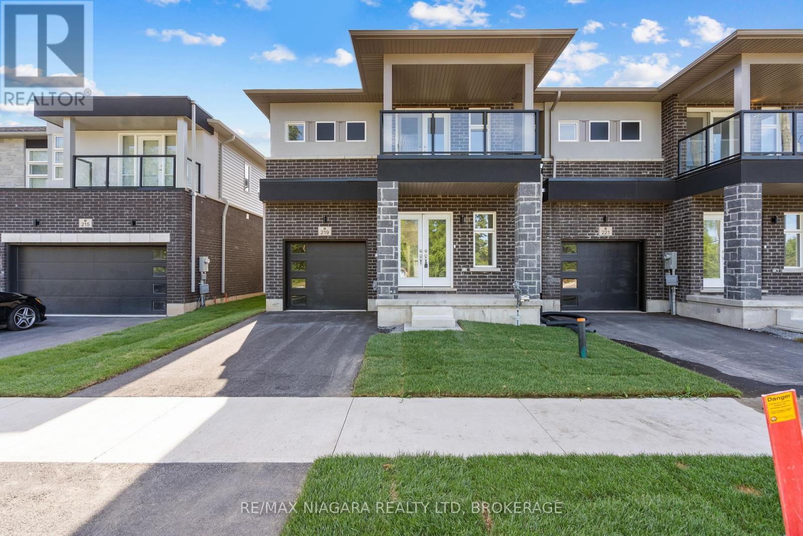 219 Wells Avenue, Fort Erie (Ridgeway), ON - Outdoor With Balcony With Facade