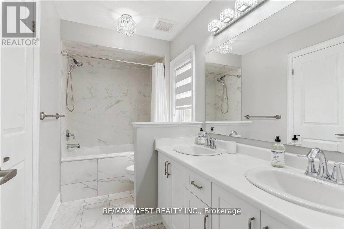 39 Condor Way, Vaughan, ON - Indoor Photo Showing Bathroom