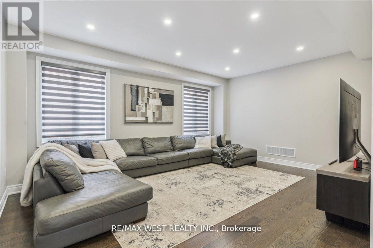 39 Condor Way, Vaughan, ON - Indoor Photo Showing Living Room