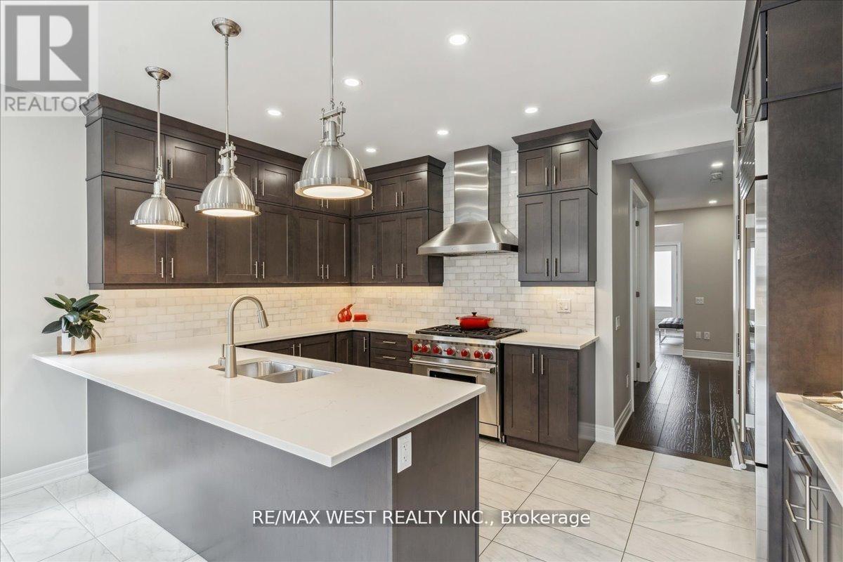 39 Condor Way, Vaughan, ON - Indoor Photo Showing Kitchen With Upgraded Kitchen