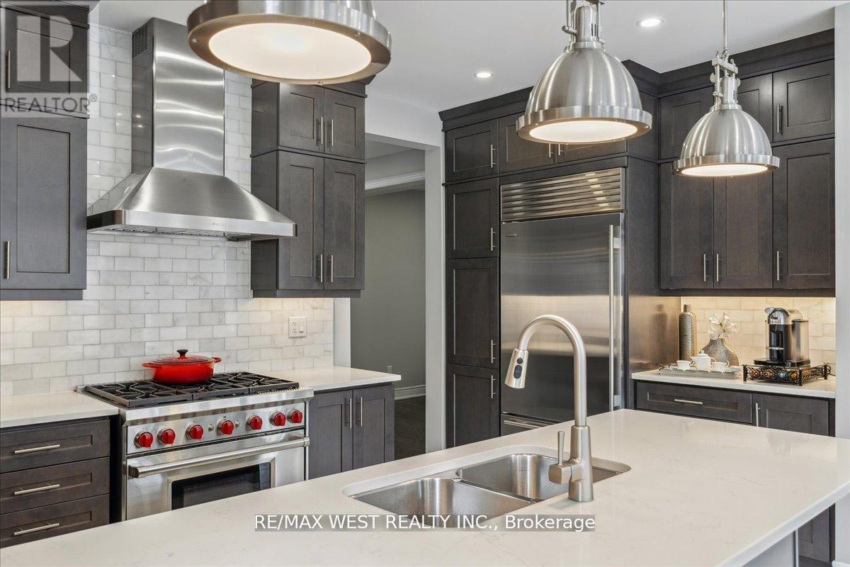 39 Condor Way, Vaughan, ON - Indoor Photo Showing Kitchen With Double Sink With Upgraded Kitchen