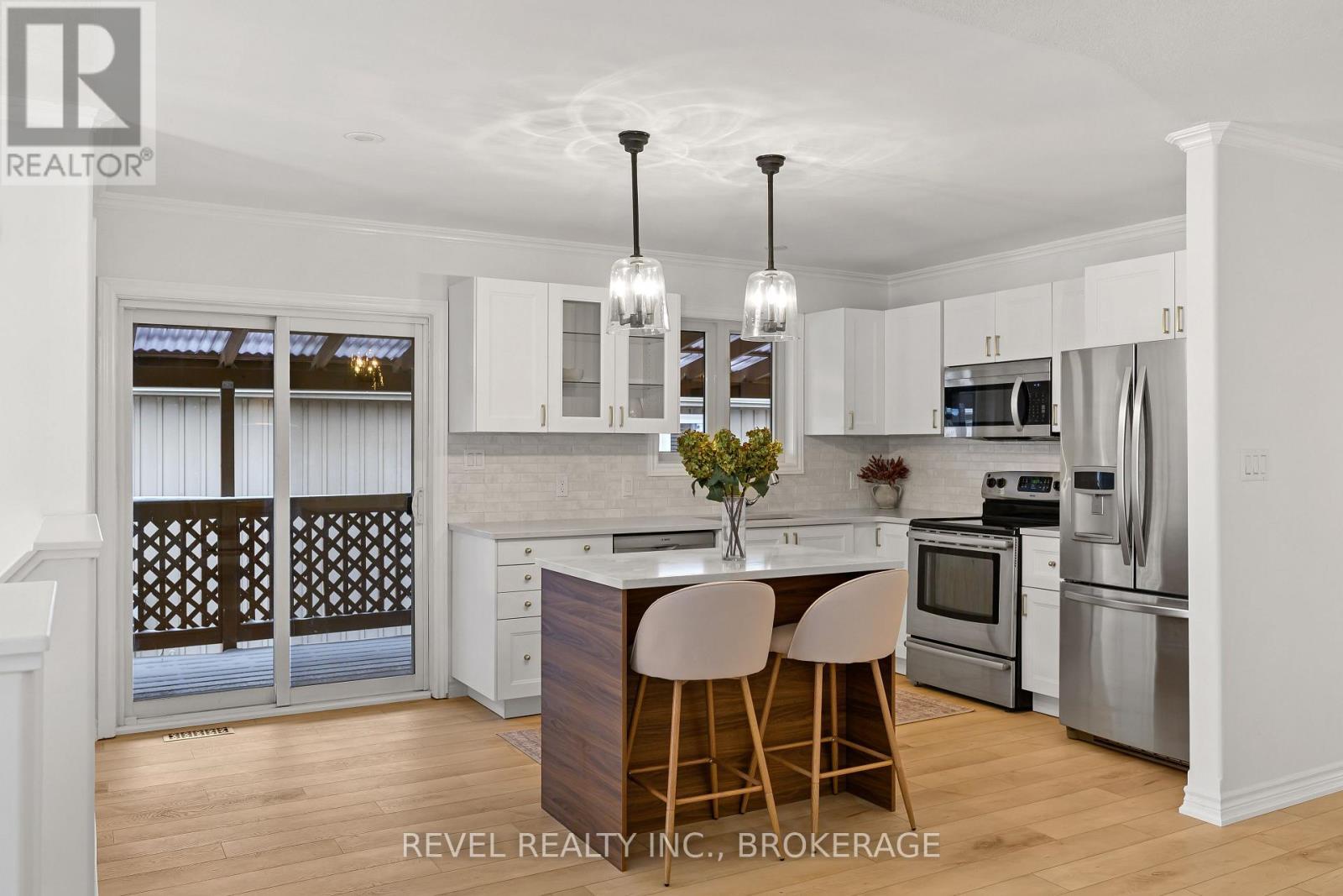 108 Islandview Drive, Loyalist (Amherstview), ON - Indoor Photo Showing Kitchen