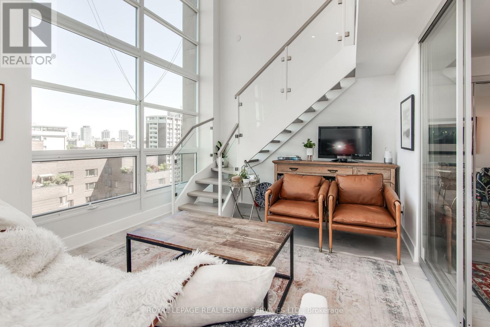 906 - 111 St Clair Avenue W, Toronto, ON - Indoor Photo Showing Living Room
