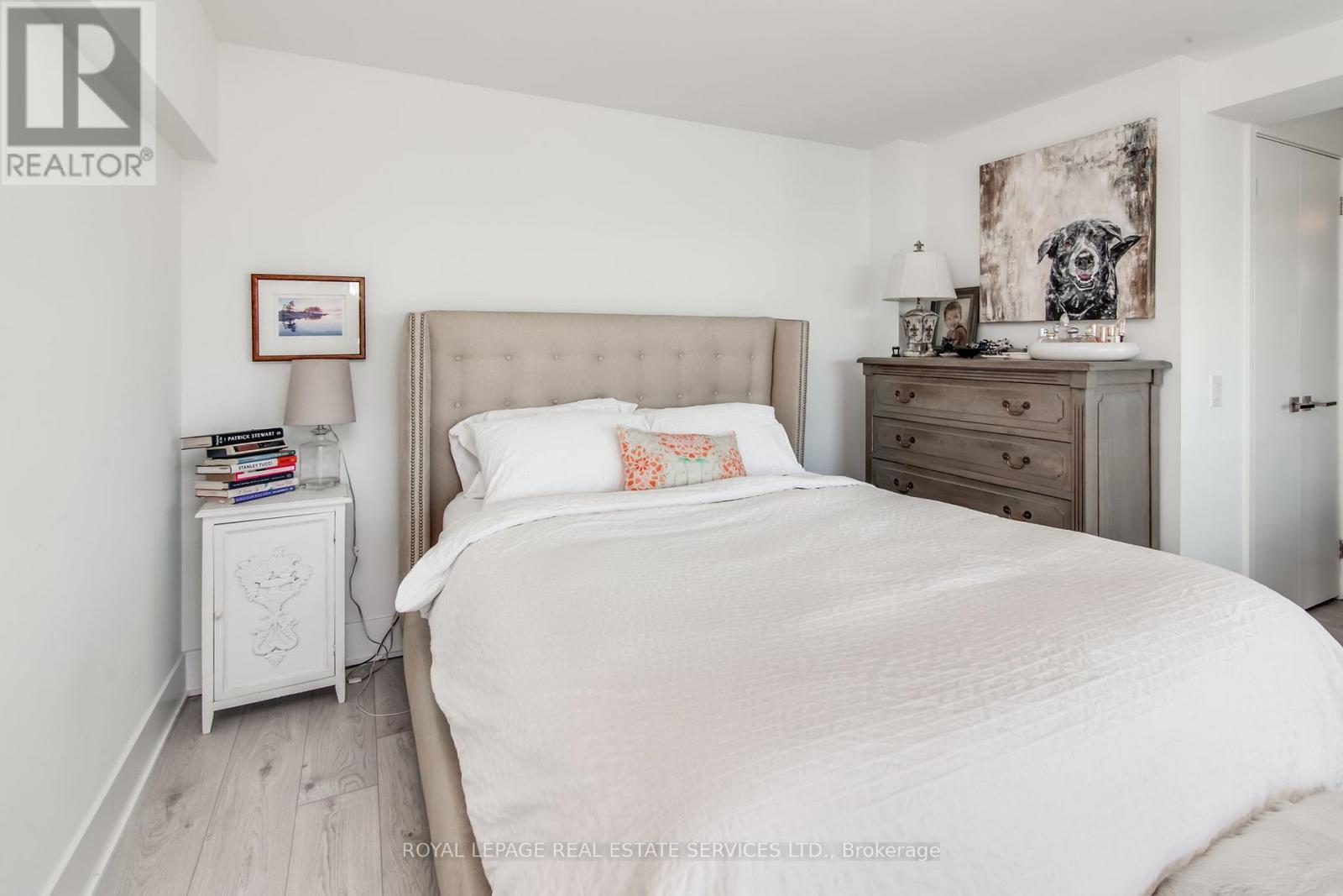 906 - 111 St Clair Avenue W, Toronto, ON - Indoor Photo Showing Bedroom