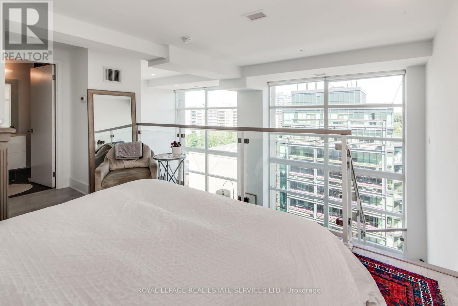 906 - 111 St Clair Avenue W, Toronto, ON - Indoor Photo Showing Bedroom