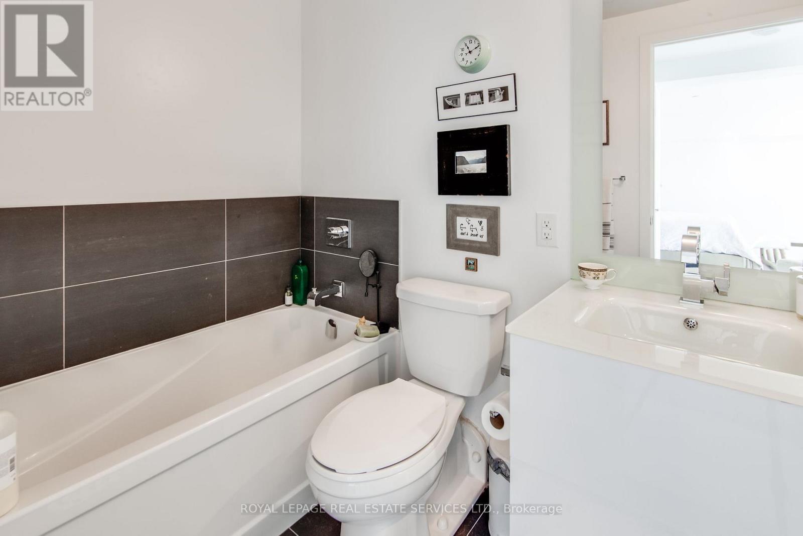 906 - 111 St Clair Avenue W, Toronto, ON - Indoor Photo Showing Bathroom