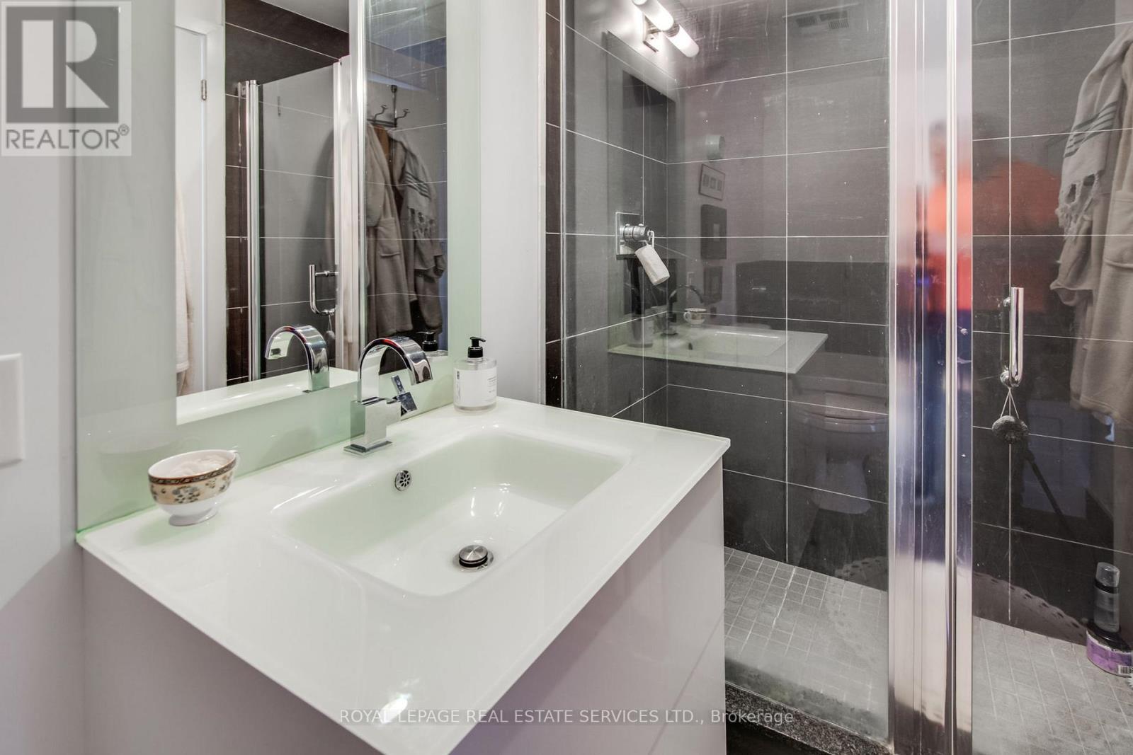 906 - 111 St Clair Avenue W, Toronto, ON - Indoor Photo Showing Bathroom