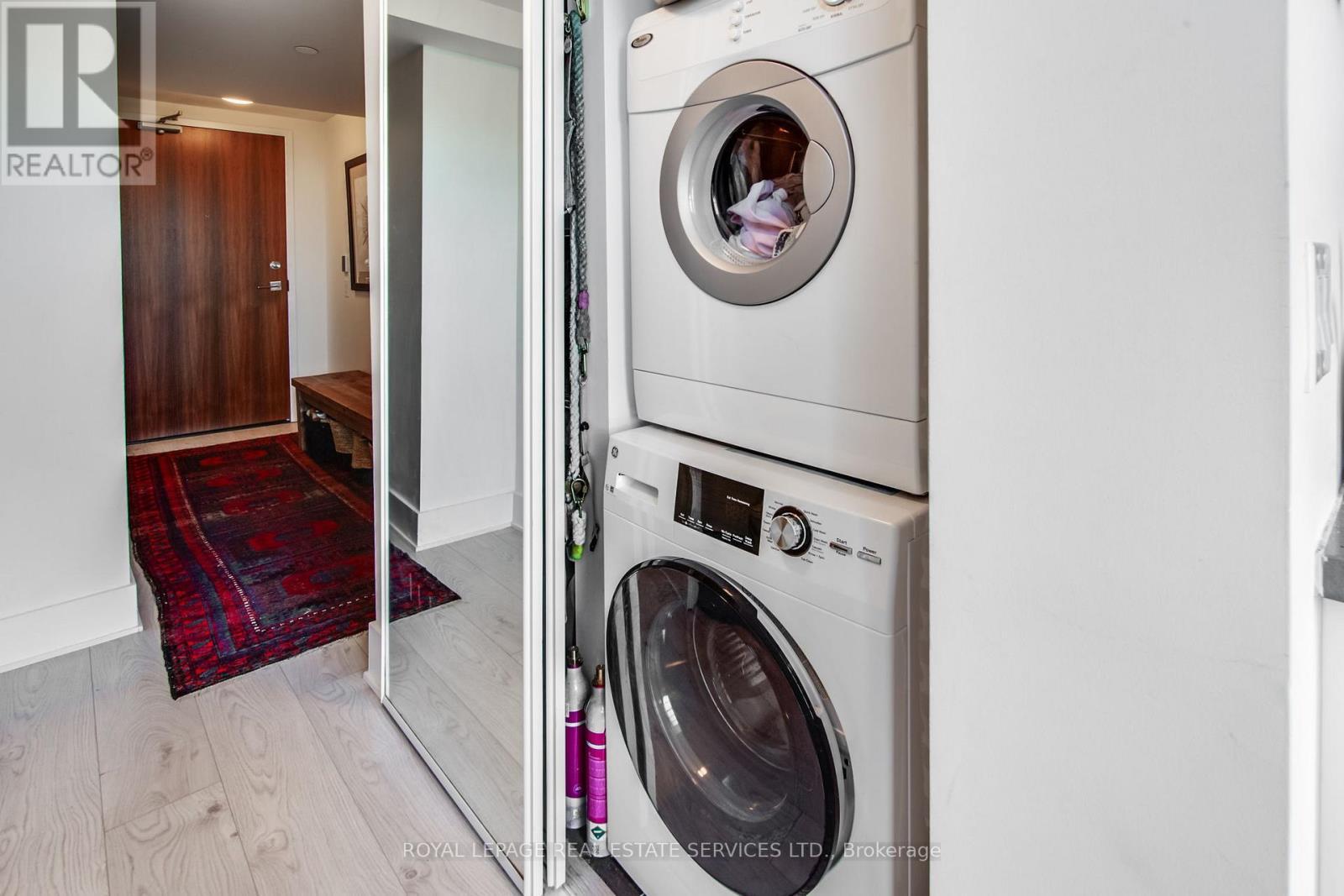 906 - 111 St Clair Avenue W, Toronto, ON - Indoor Photo Showing Laundry Room