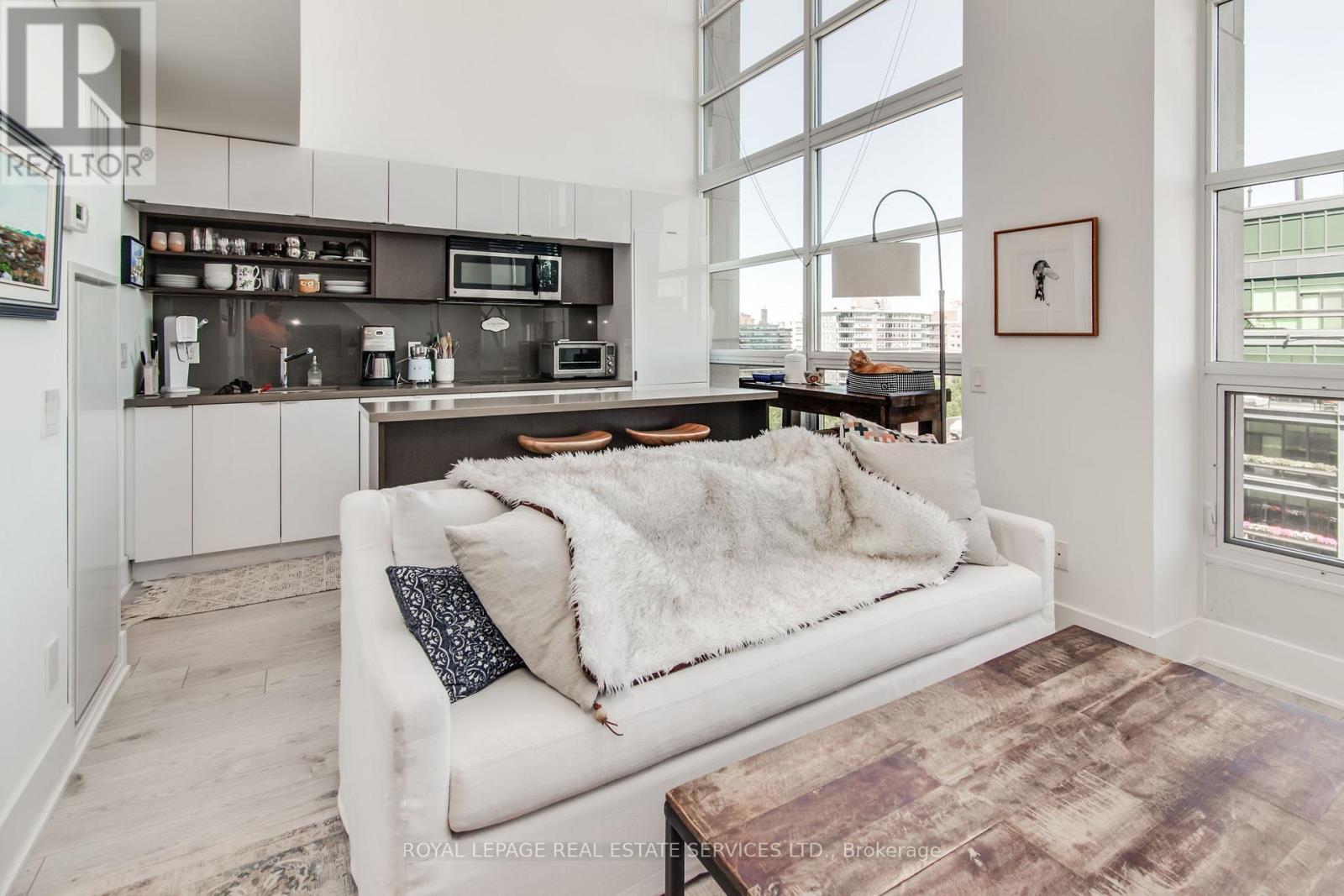 906 - 111 St Clair Avenue W, Toronto, ON - Indoor