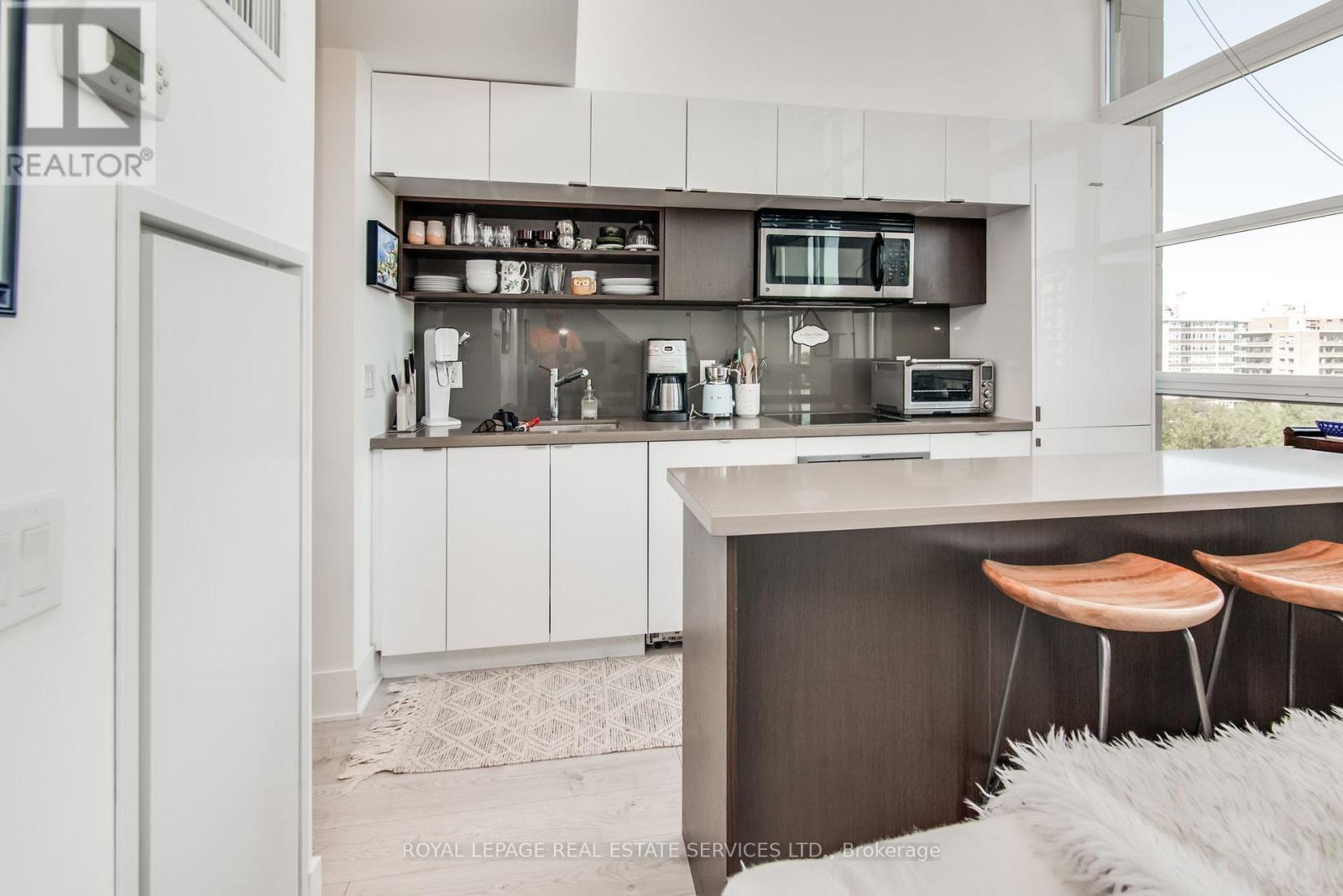 906 - 111 St Clair Avenue W, Toronto, ON - Indoor Photo Showing Kitchen
