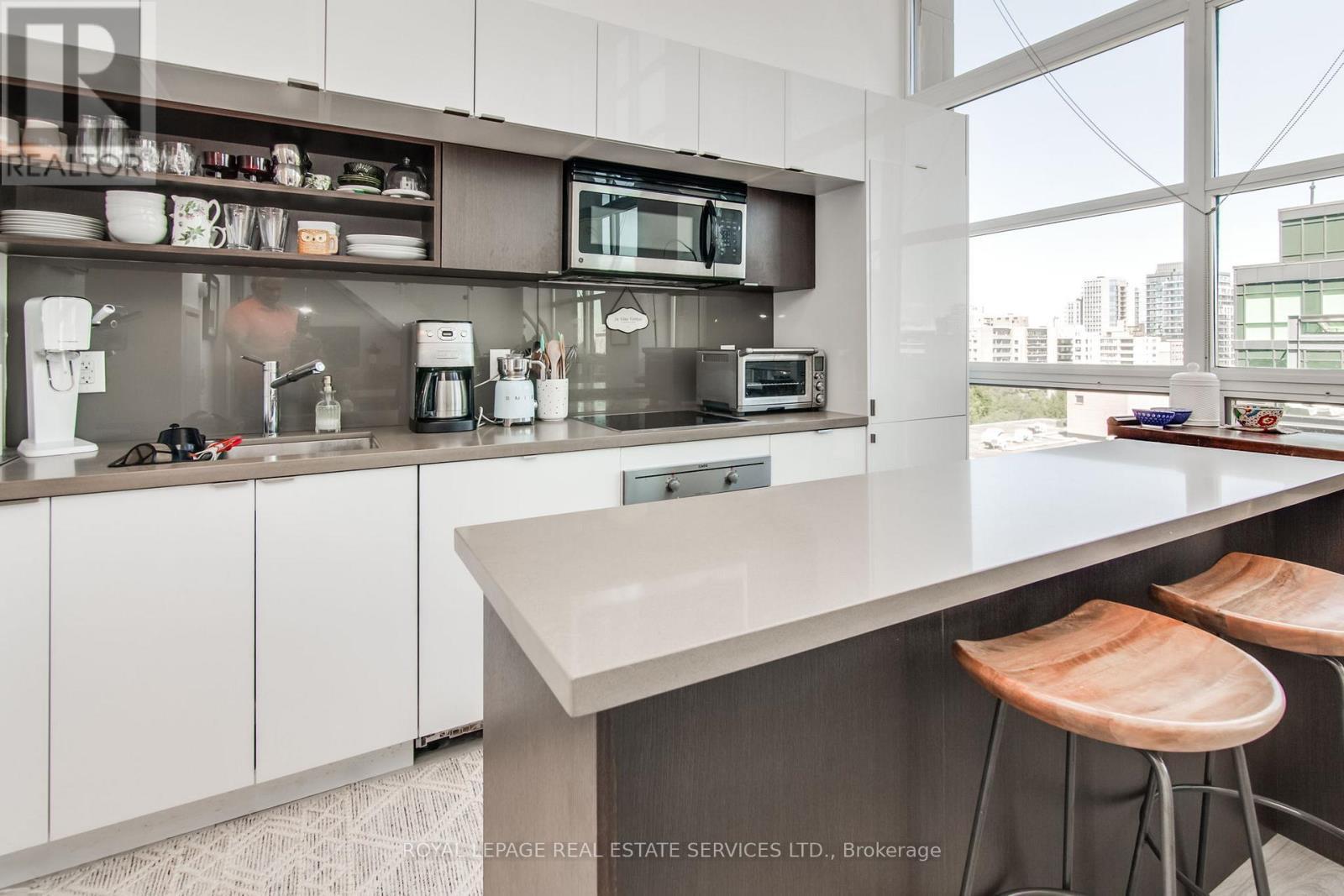 906 - 111 St Clair Avenue W, Toronto, ON - Indoor Photo Showing Kitchen