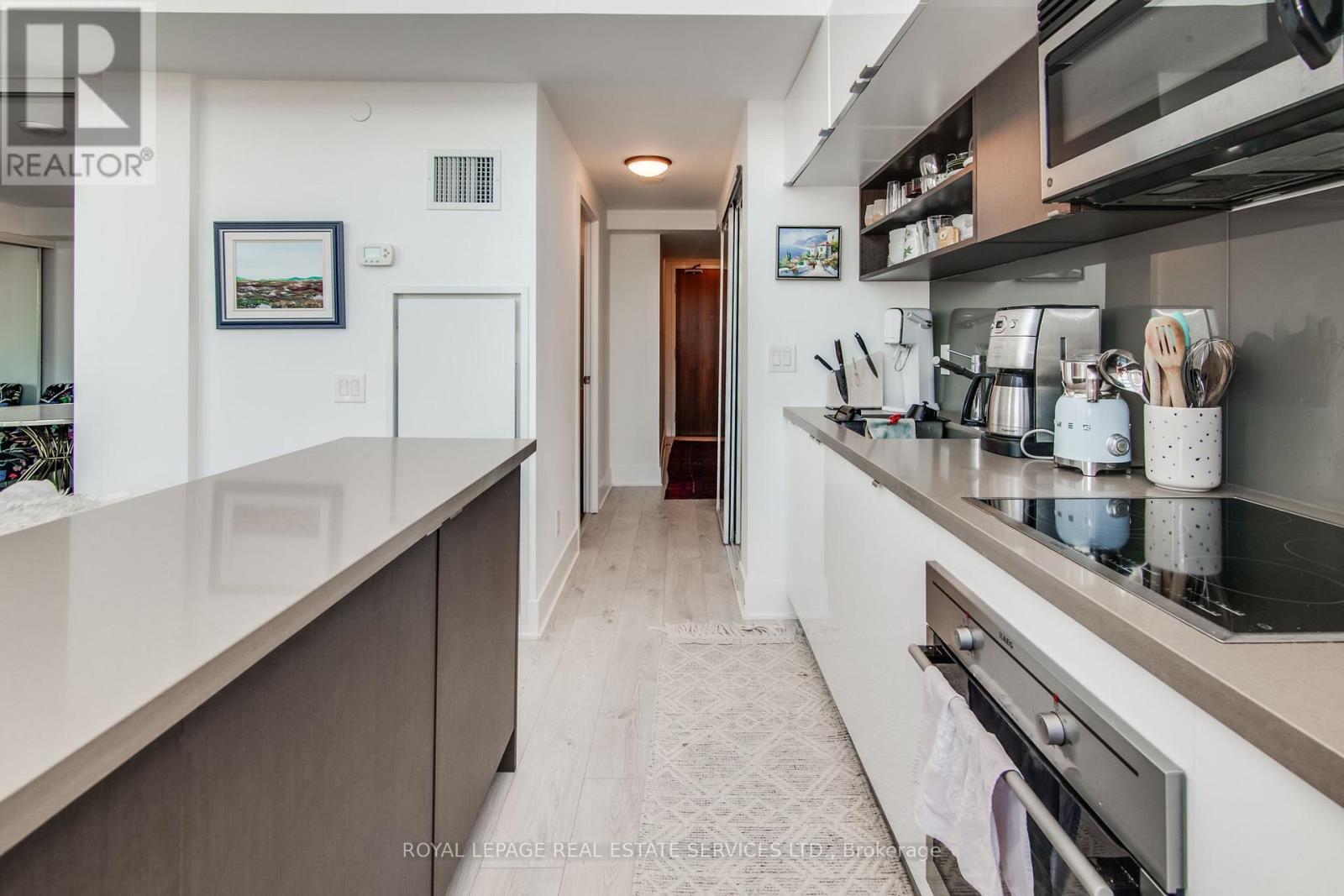 906 - 111 St Clair Avenue W, Toronto, ON - Indoor Photo Showing Kitchen