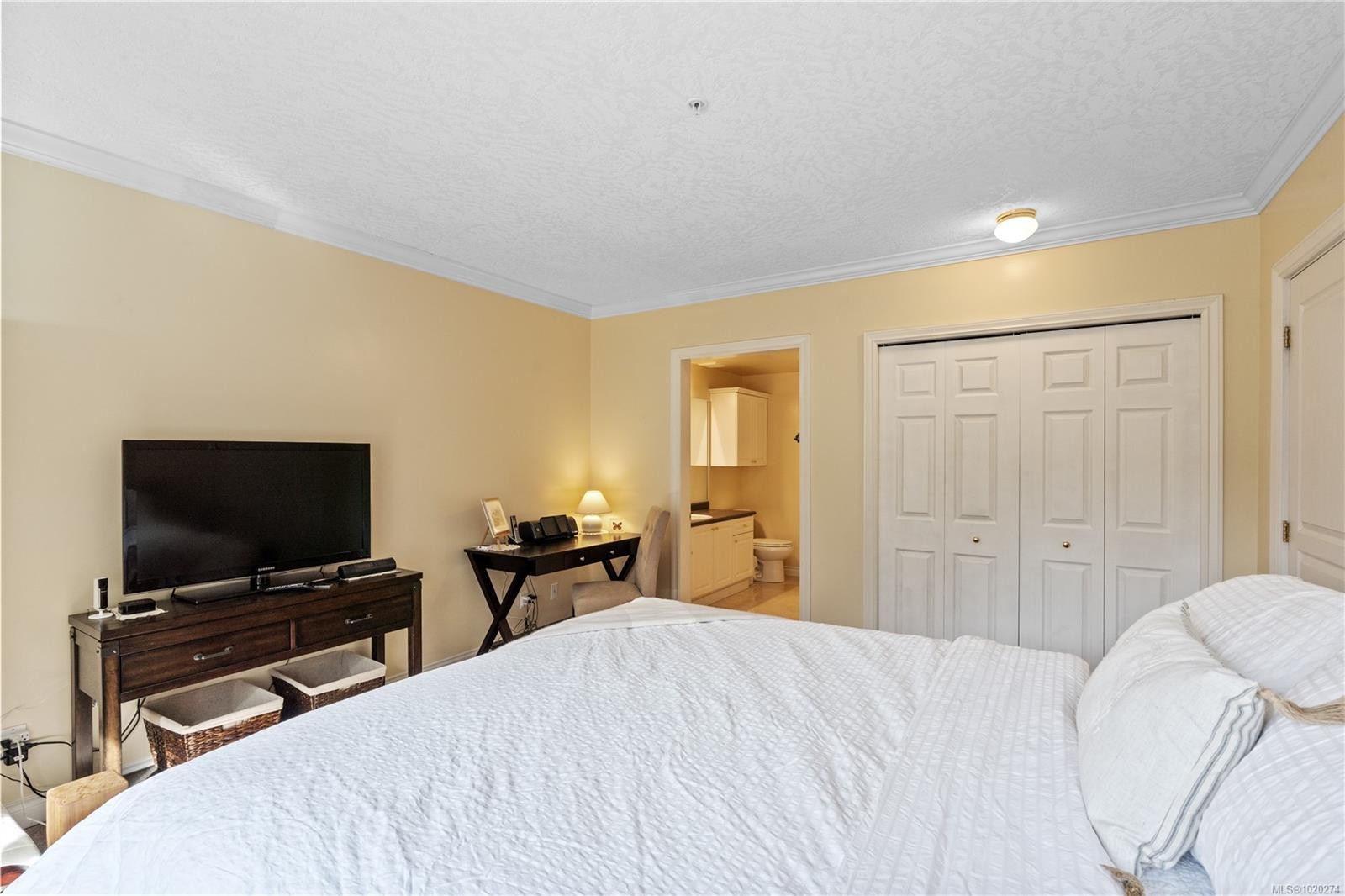 102-405 Quebec St, Victoria, BC - Indoor Photo Showing Bedroom