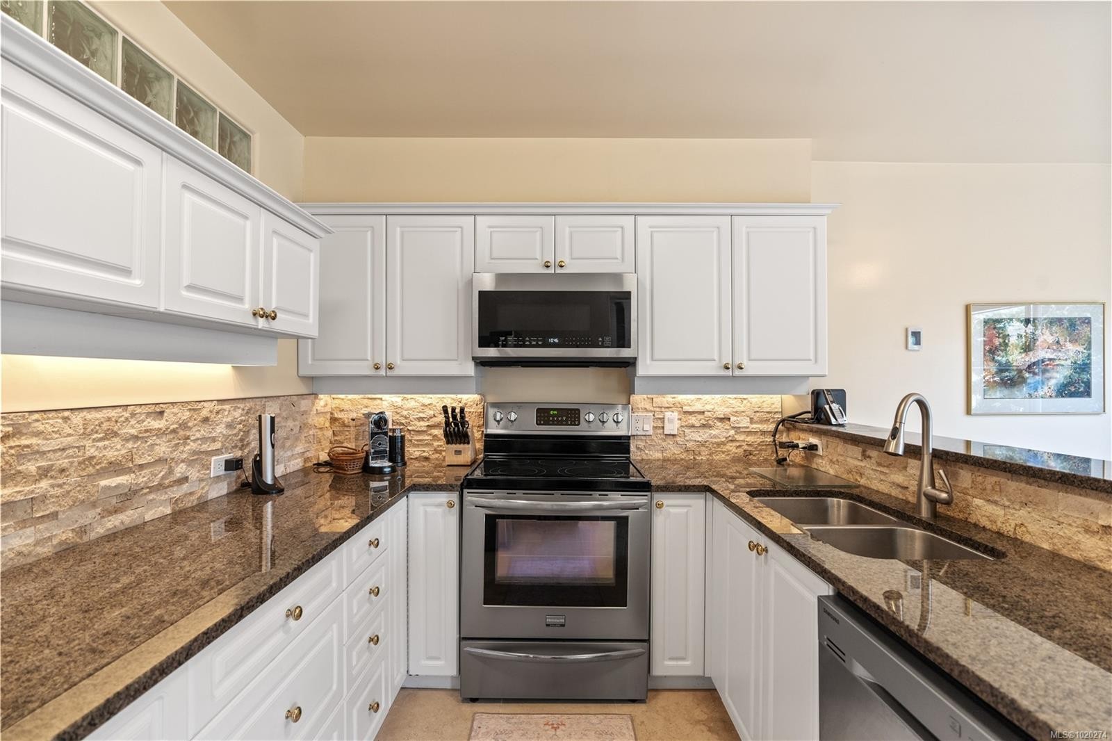 102-405 Quebec St, Victoria, BC - Indoor Photo Showing Kitchen With Double Sink
