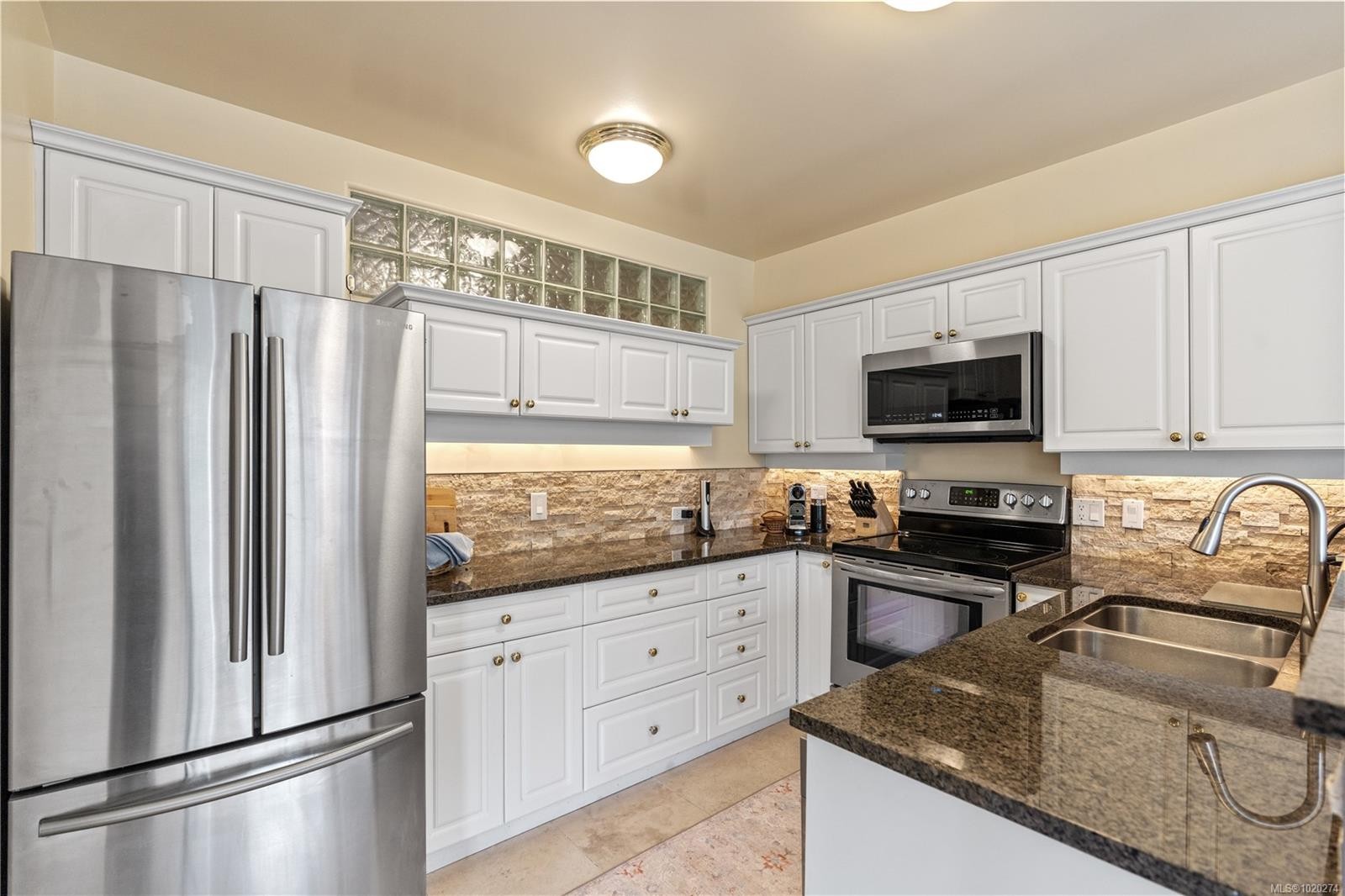 102-405 Quebec St, Victoria, BC - Indoor Photo Showing Kitchen With Double Sink With Upgraded Kitchen