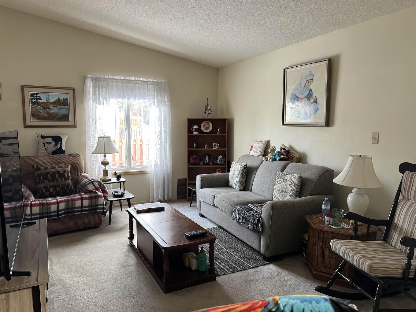 32 Hemlo Drive, Marathon, ON - Indoor Photo Showing Living Room