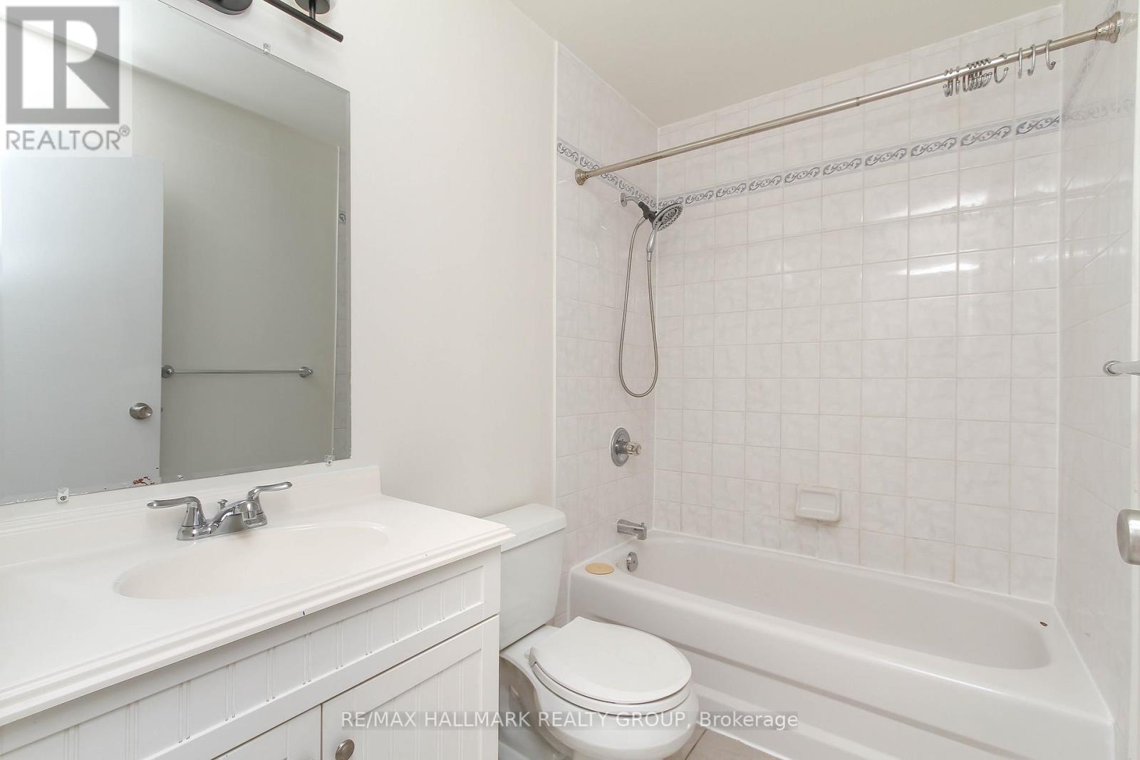 1800 Stonehenge Crescent, Ottawa, ON - Indoor Photo Showing Bathroom