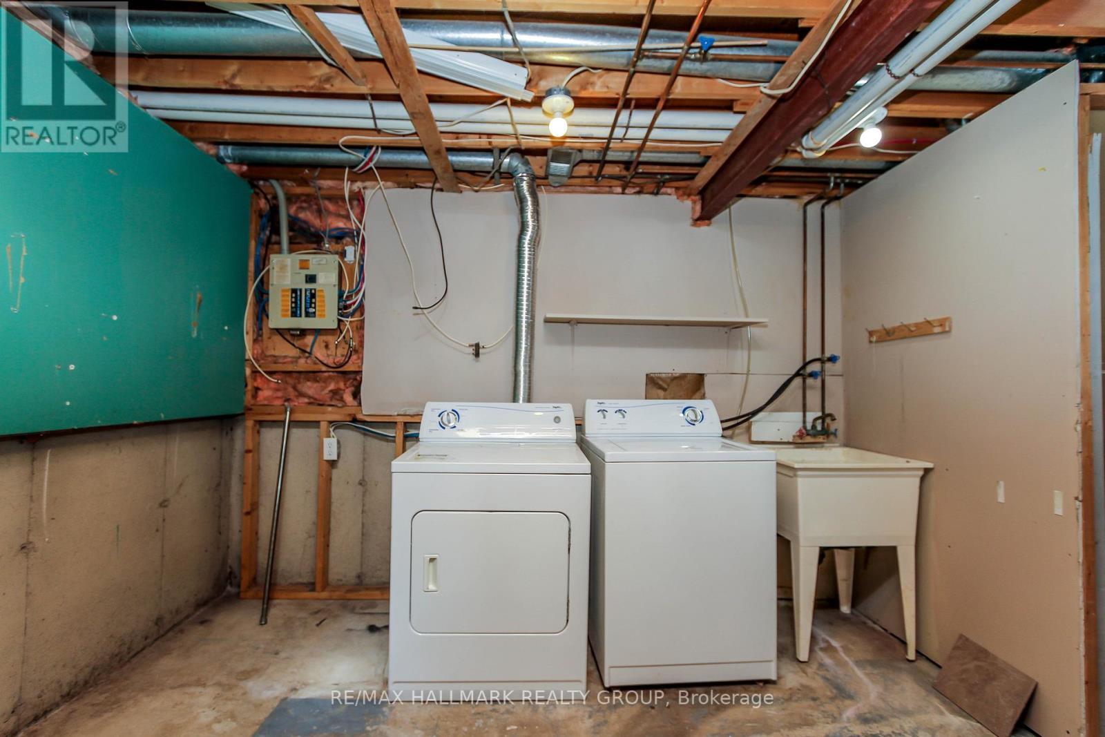 1800 Stonehenge Crescent, Ottawa, ON - Indoor Photo Showing Laundry Room