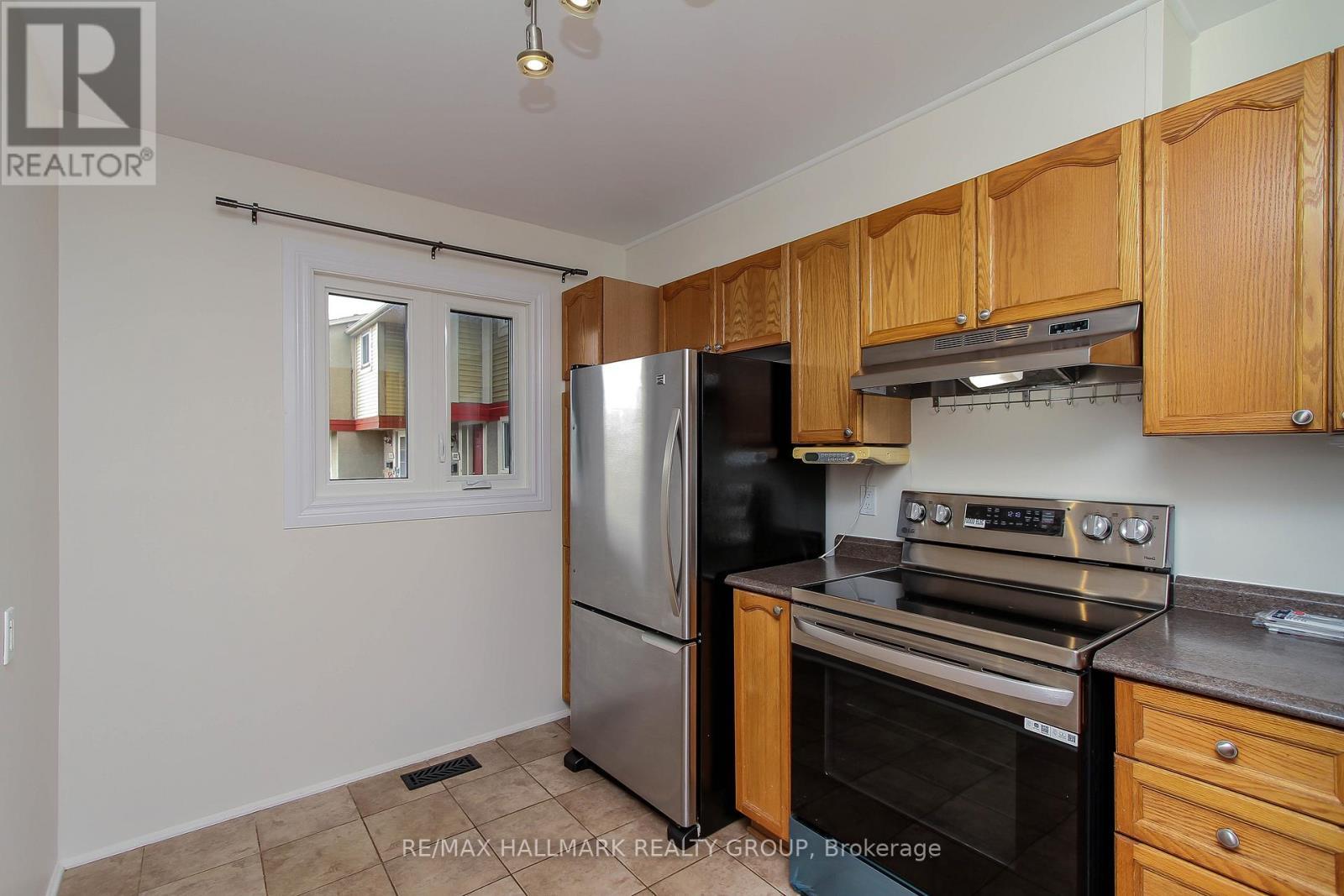 1800 Stonehenge Crescent, Ottawa, ON - Indoor Photo Showing Kitchen