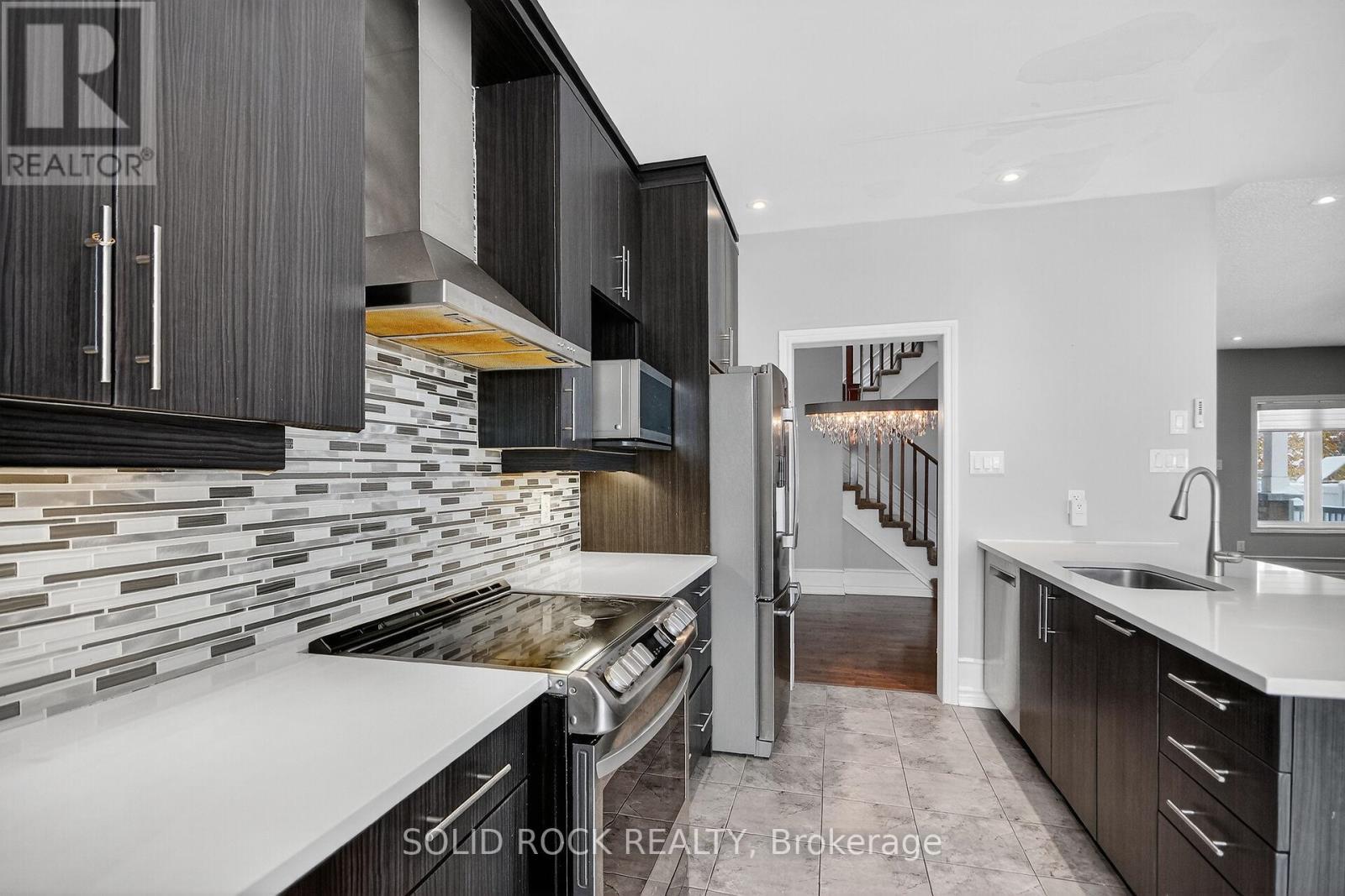 118 Wilhelmina Place, Ottawa, ON - Indoor Photo Showing Kitchen With Upgraded Kitchen