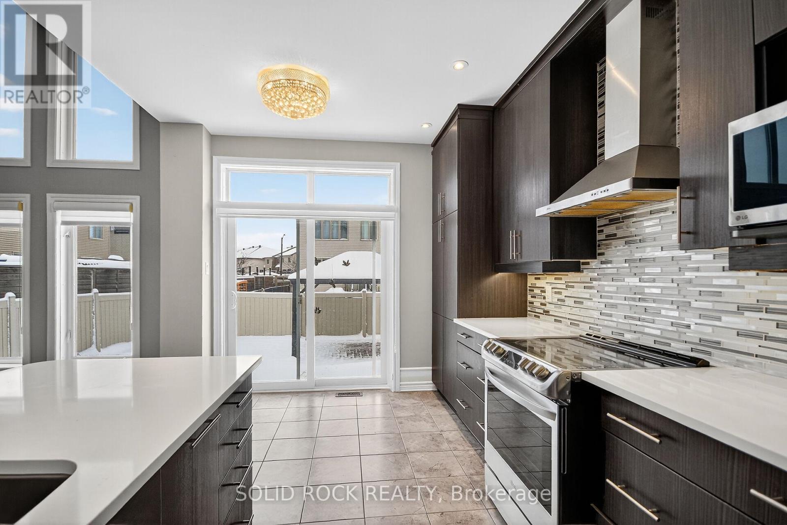 118 Wilhelmina Place, Ottawa, ON - Indoor Photo Showing Kitchen With Upgraded Kitchen