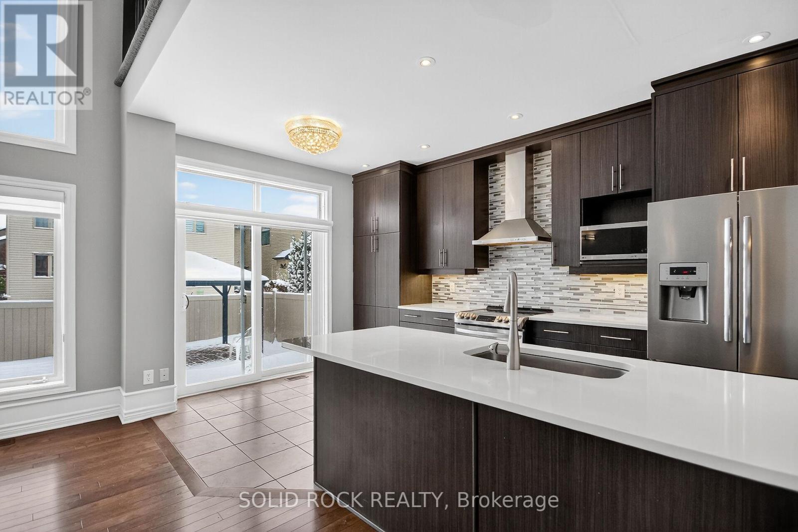 118 Wilhelmina Place, Ottawa, ON - Indoor Photo Showing Kitchen With Upgraded Kitchen