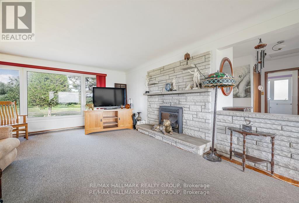 6050 Old Richmond Road, Ottawa, ON - Indoor Photo Showing Living Room With Fireplace