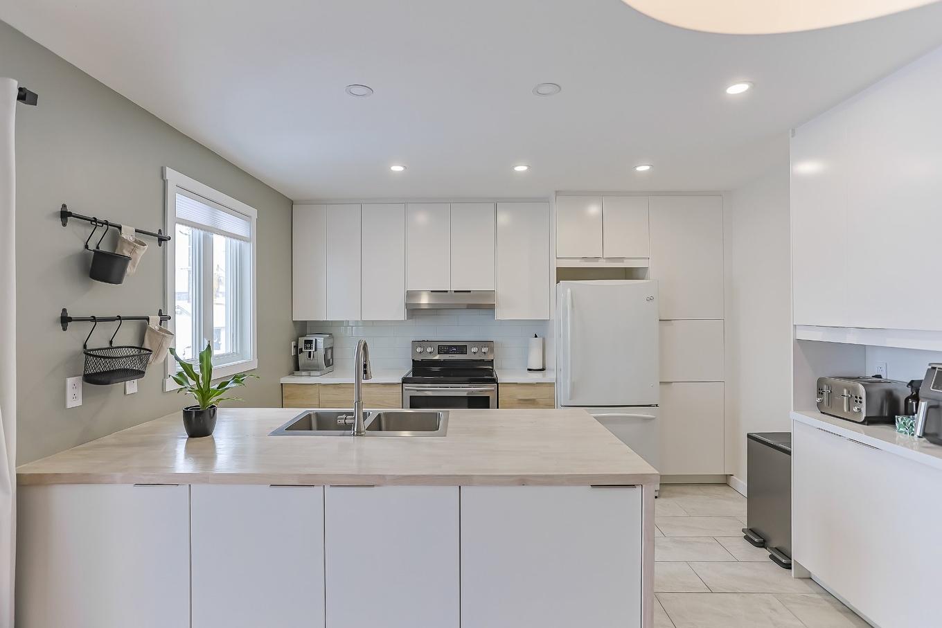 Cuisine - 5305 Rue De Prince-Rupert, Laval (Auteuil), QC - Indoor Photo Showing Kitchen With Double Sink