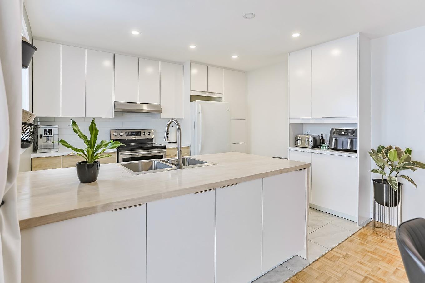 Cuisine - 5305 Rue De Prince-Rupert, Laval (Auteuil), QC - Indoor Photo Showing Kitchen With Double Sink