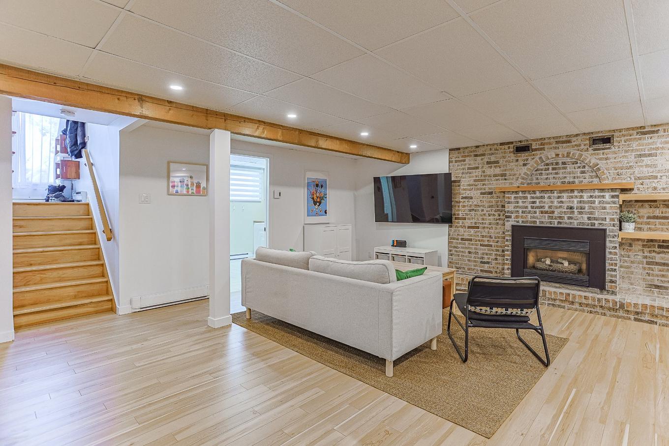 Salle familiale - 5305 Rue De Prince-Rupert, Laval (Auteuil), QC - Indoor With Fireplace