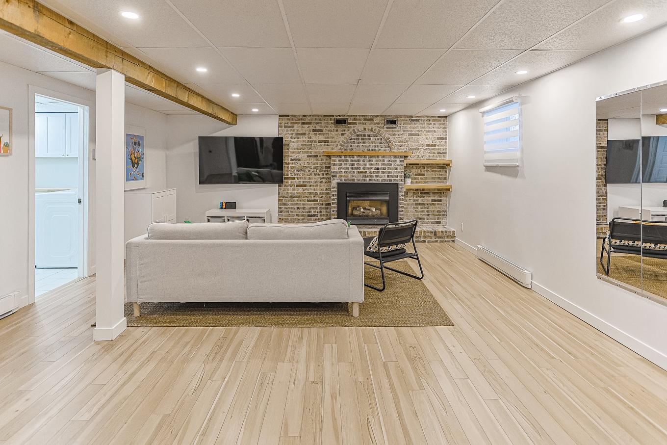 Salle familiale - 5305 Rue De Prince-Rupert, Laval (Auteuil), QC - Indoor With Fireplace