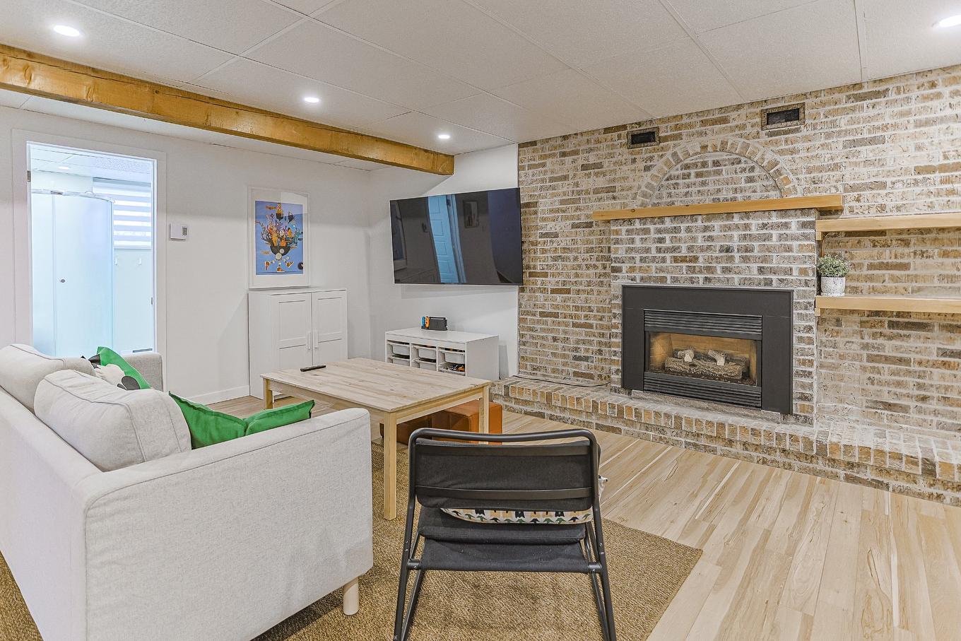 Salle familiale - 5305 Rue De Prince-Rupert, Laval (Auteuil), QC - Indoor With Fireplace
