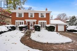 55 SANDRINGHAM DRIVE Toronto, ON M5M 3G4