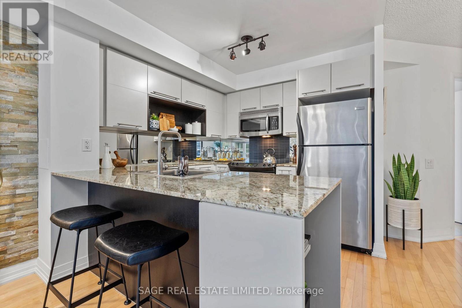 Eating bar at the granite counters! - 328 - 25 Carlton Street, Toronto, ON - Indoor Photo Showing Kitchen With Upgraded Kitchen