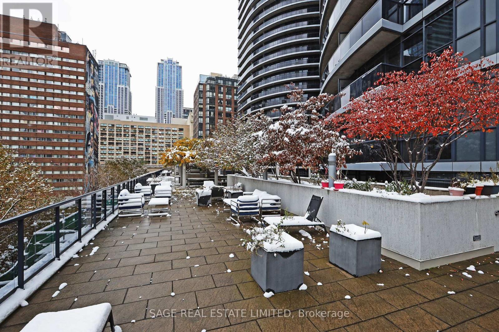 Lounging with plenty of seating! - 328 - 25 Carlton Street, Toronto, ON - Outdoor