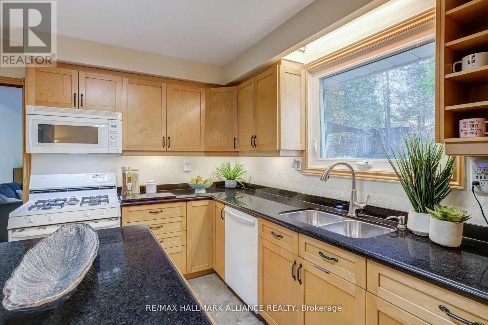 2033 Water'S Edge Drive, Oakville, ON - Indoor Photo Showing Kitchen With Double Sink