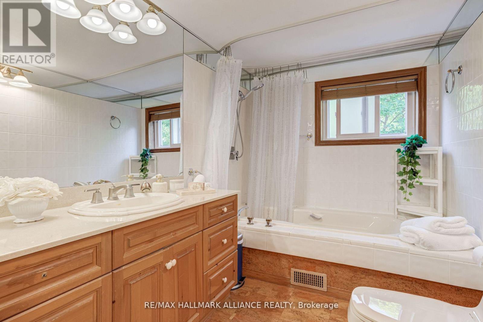 2033 Water'S Edge Drive, Oakville, ON - Indoor Photo Showing Bathroom