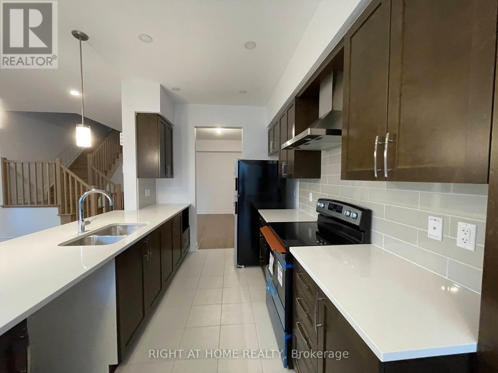 636 Cordelette Circle, Ottawa, ON - Indoor Photo Showing Kitchen With Double Sink With Upgraded Kitchen