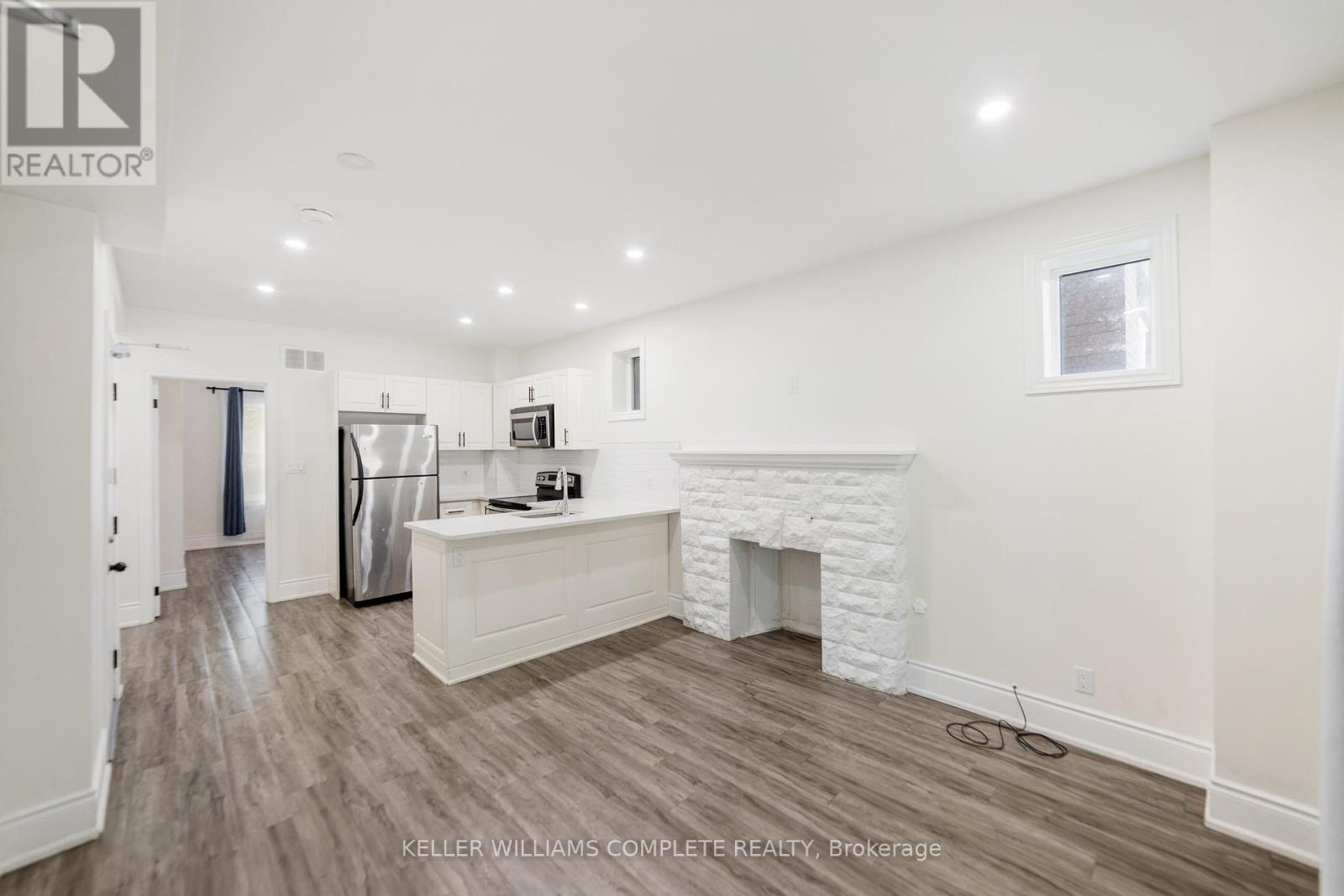 27 Melrose Avenue S, Hamilton, ON - Indoor Photo Showing Kitchen