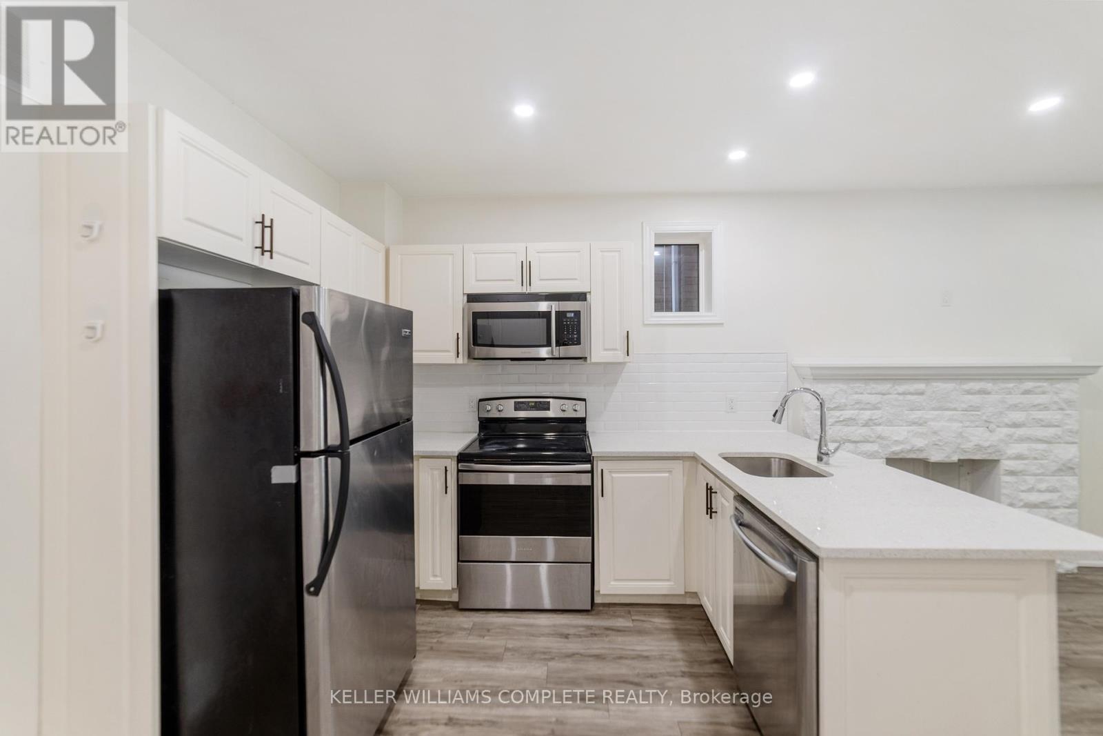 27 Melrose Avenue S, Hamilton, ON - Indoor Photo Showing Kitchen