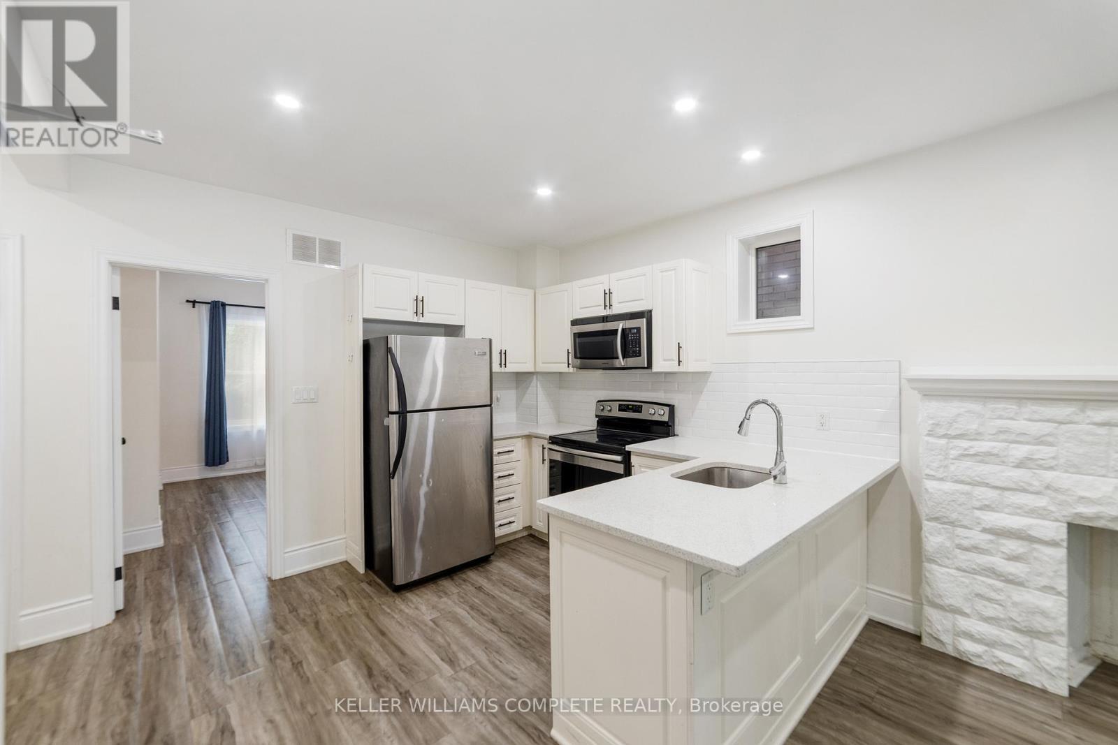 27 Melrose Avenue S, Hamilton, ON - Indoor Photo Showing Kitchen