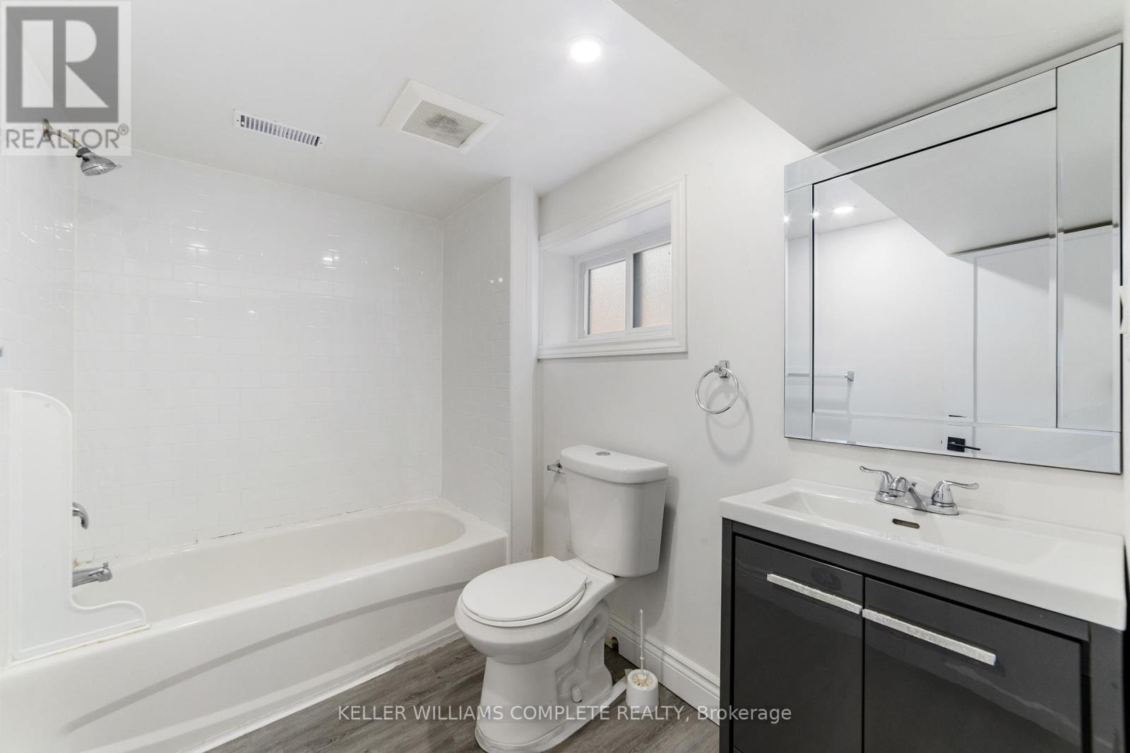 27 Melrose Avenue S, Hamilton, ON - Indoor Photo Showing Bathroom
