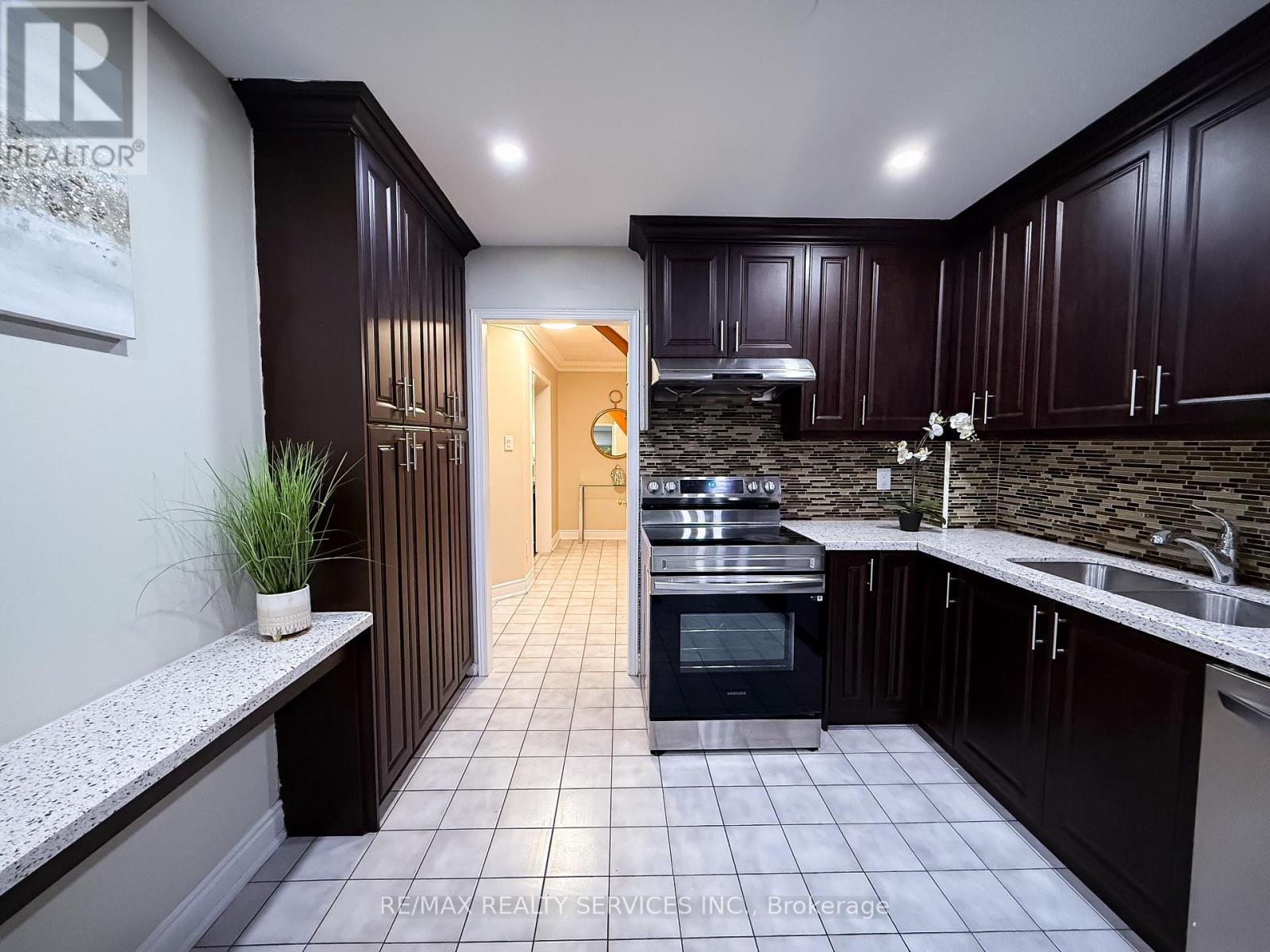 69 Pennsylvania Avenue, Brampton, ON - Indoor Photo Showing Kitchen With Double Sink With Upgraded Kitchen