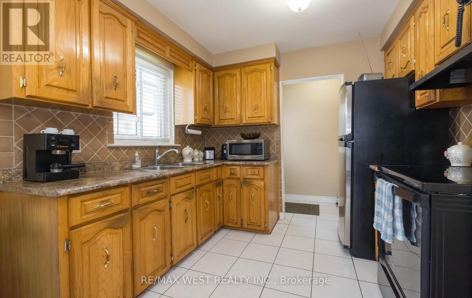 7812 Kittridge Drive, Mississauga, ON - Indoor Photo Showing Kitchen With Double Sink