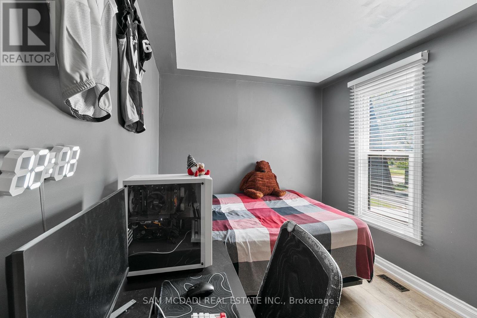 496 Seymour Drive, Oakville, ON - Indoor Photo Showing Bedroom