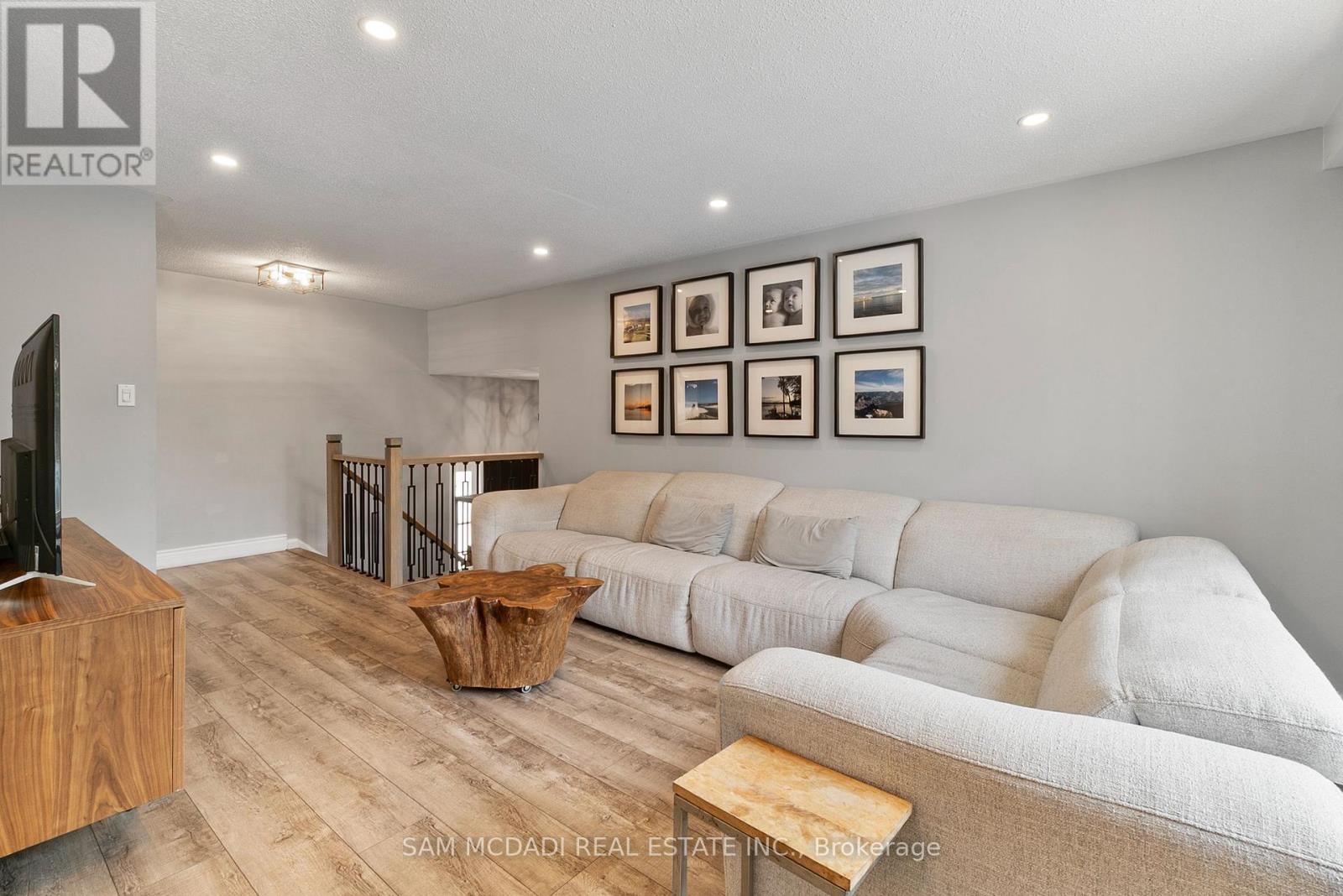 496 Seymour Drive, Oakville, ON - Indoor Photo Showing Living Room