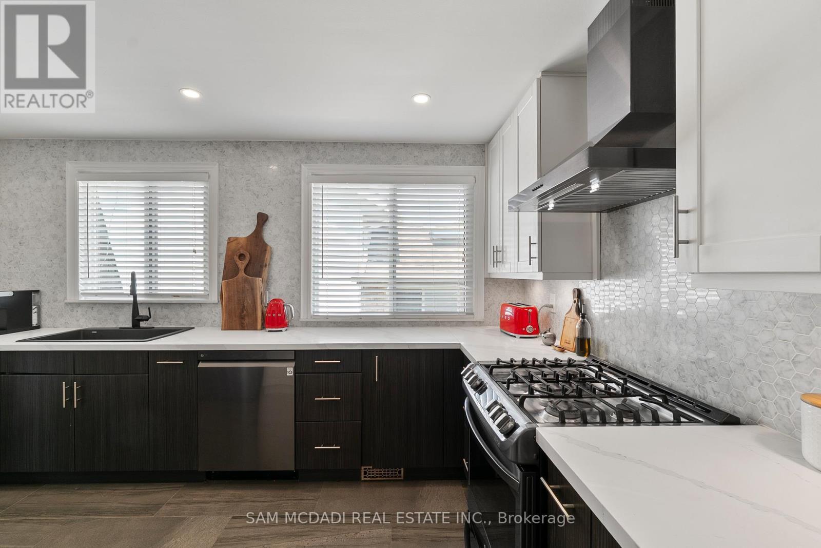 496 Seymour Drive, Oakville, ON - Indoor Photo Showing Kitchen