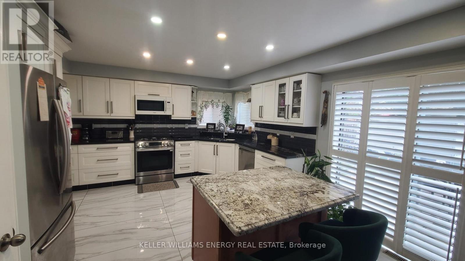12 Phillpot Lane, Ajax (Northwest Ajax), ON - Indoor Photo Showing Kitchen With Upgraded Kitchen